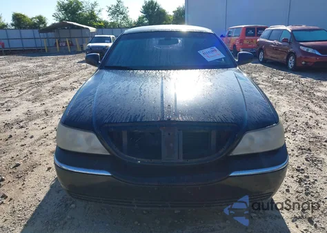 2011 Lincoln Town Car Executive L z USA, uszkodzony, nr VIN 2LNBL8EV7BX754824